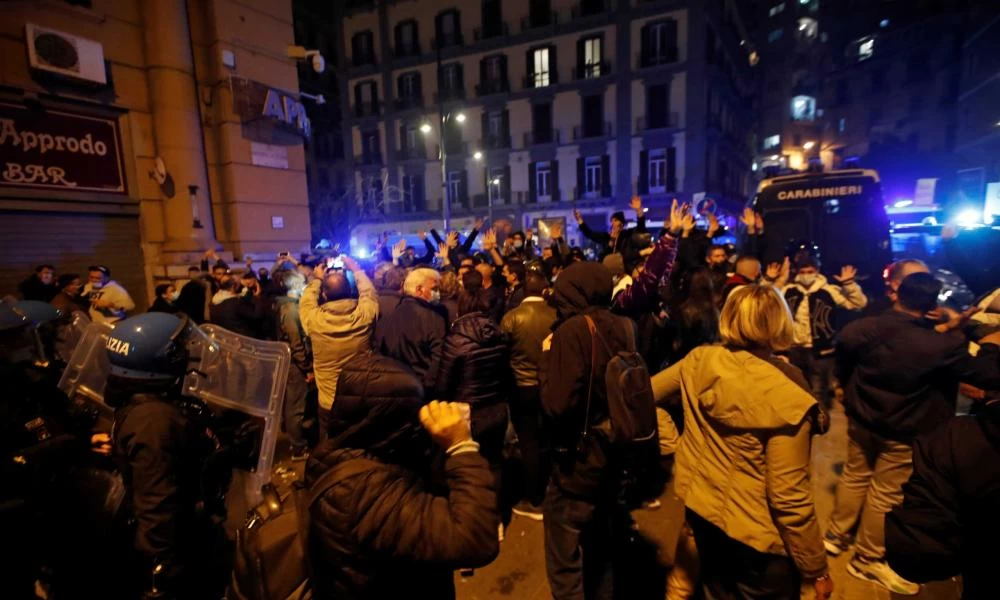 Χαμός στην Νάπολη: Αγριεμένοι οι πολίτες για την απαγόρευσης κυκλοφορίας